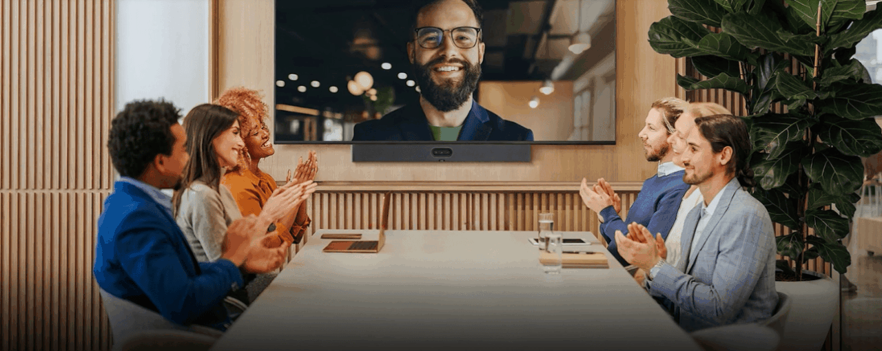 Professionelt mødemiljø med moderne Yealink videokonferenceudstyr – skærm, kamera og mikrofon i elegant design, der understøtter effektiv kommunikation og samarbejde.