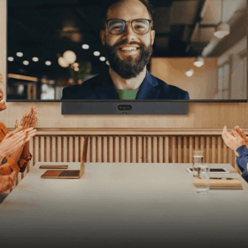 Professionelt mødemiljø med moderne Yealink videokonferenceudstyr – skærm, kamera og mikrofon i elegant design, der understøtter effektiv kommunikation og samarbejde.